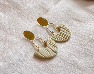 Beige gold clay earrings